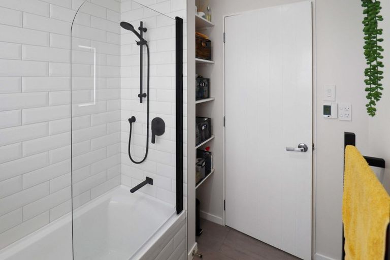 Photo of property in 6 Meadowcroft Grove, Johnsonville, Wellington, 6037