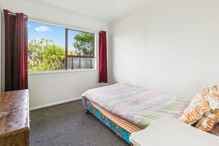 Photo of property in 40a Somes Crescent, Newlands, Wellington, 6037