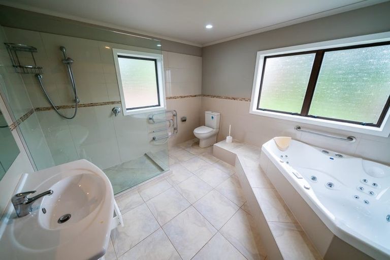 Photo of property in 248 Red Hills Road, Massey, Henderson, 0782