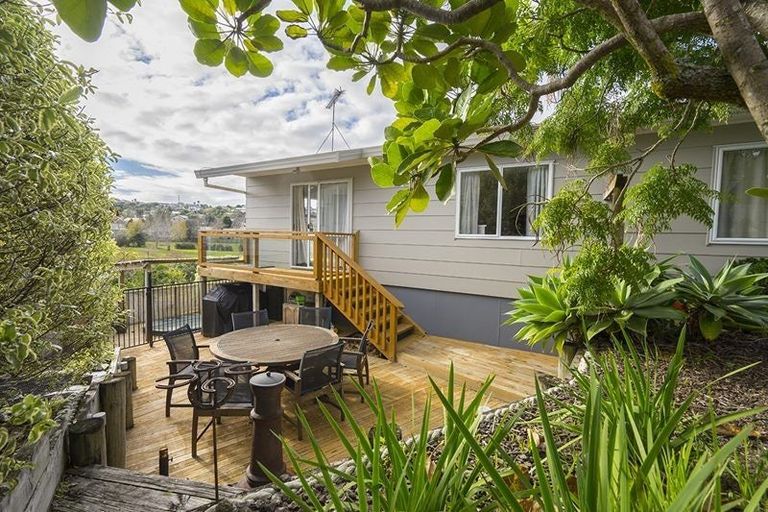 Photo of property in 68 Trias Road, Totara Vale, Auckland, 0629