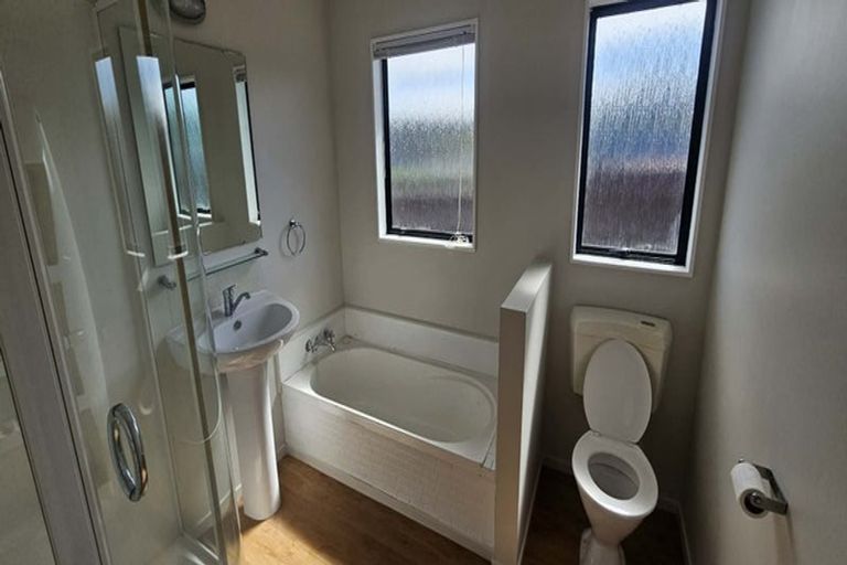 Photo of property in 60 Guadeloupe Crescent, Grenada Village, Wellington, 6037