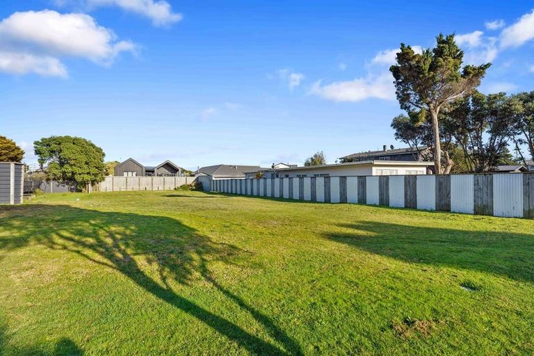 Photo of property in 18 Eruini Street, Waikanae Beach, Waikanae, 5036
