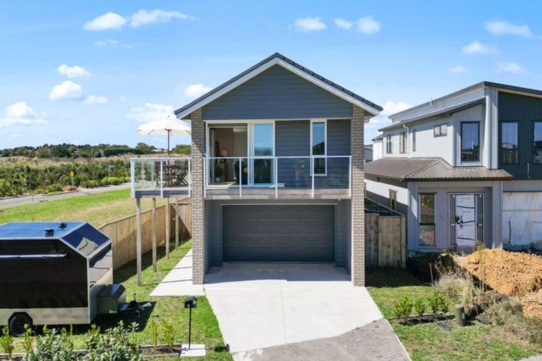 Photo of property in 9 Whata Street, Clarks Beach, 2122