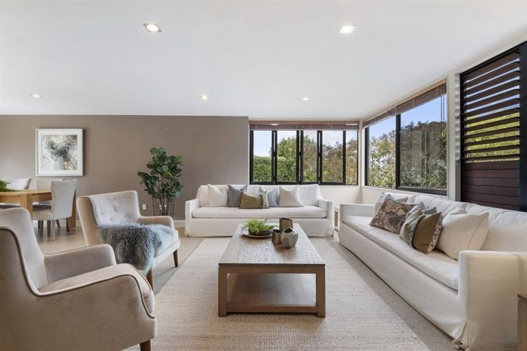 Photo of property in 2/71 Pupuke Road, Northcote, Auckland, 0627