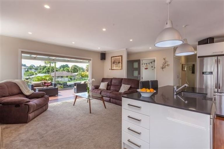 Photo of property in 15 Cajero Place, Green Bay, Auckland, 0604