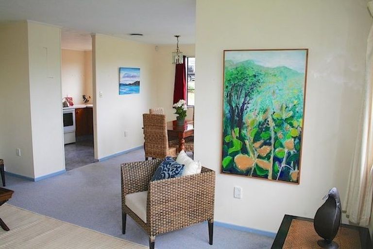 Photo of property in 32 Pekanga Road, Normandale, Lower Hutt, 5010