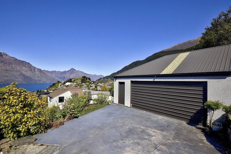 Photo of property in 92 Wynyard Crescent, Fernhill, Queenstown, 9300