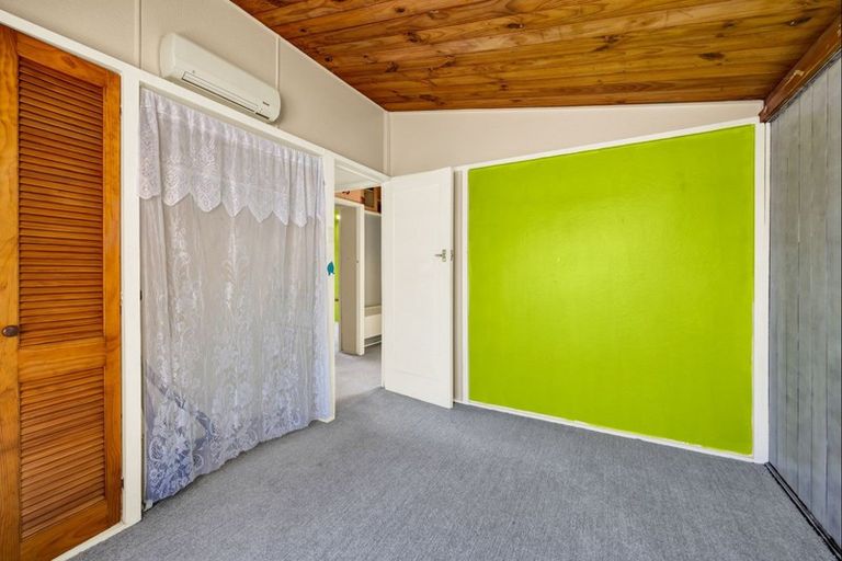 Photo of property in 15 Awanui Street, Merrilands, New Plymouth, 4312