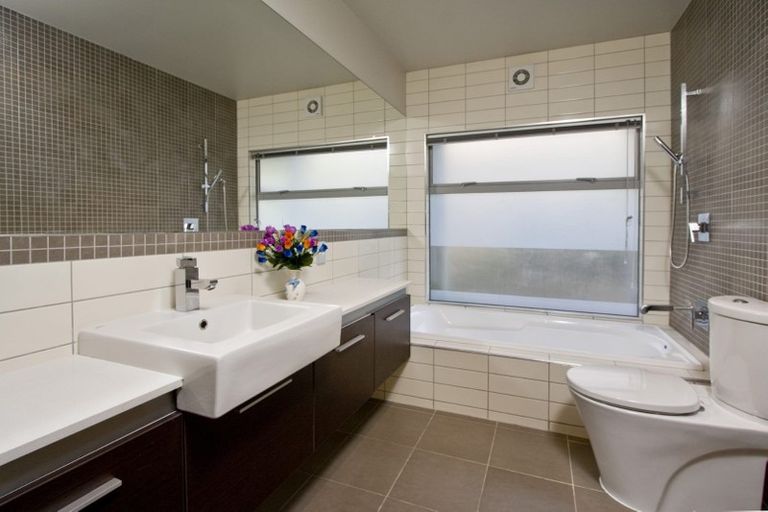 Photo of property in 3 Harrowglen Drive, Northcross, Auckland, 0632