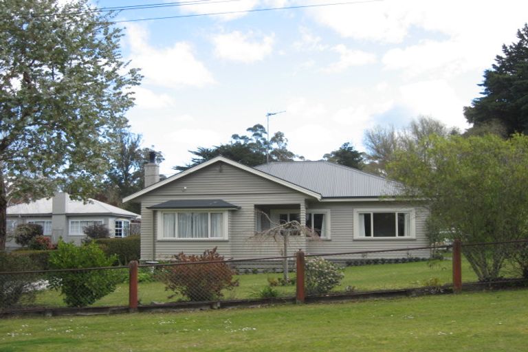 Photo of property in 16 Abbotsford Road, Waipawa, 4210
