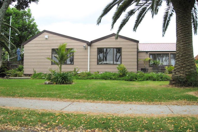 Photo of property in 87 Kiwi Esplanade, Mangere Bridge, Auckland, 2022