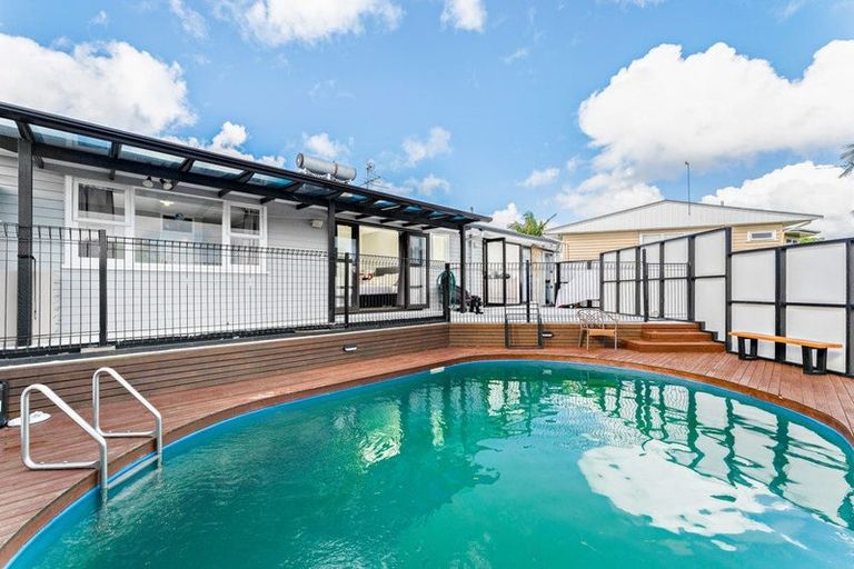 Photo of property in 18 Murray Road, Te Atatu Peninsula, Auckland, 0610