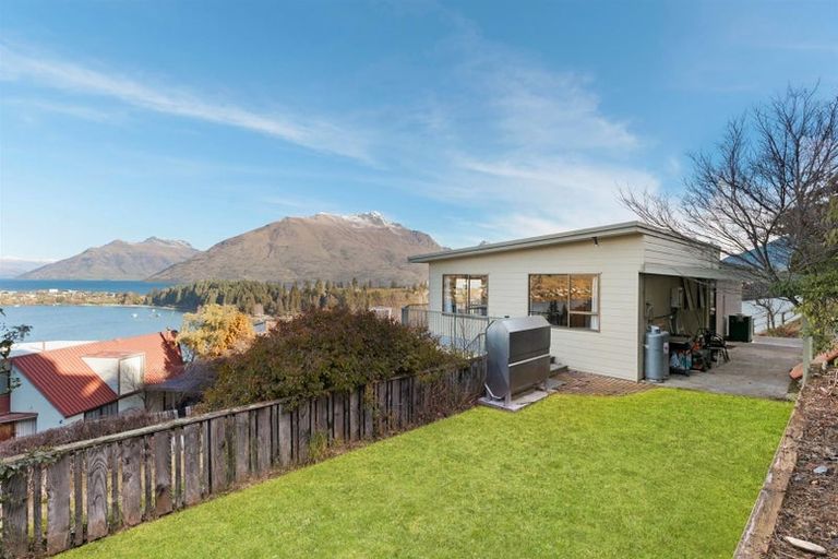 Photo of property in 28 Earnslaw Terrace, Queenstown, 9300