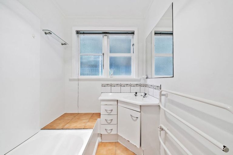 Photo of property in 6 Glen Alice Grove, Naenae, Lower Hutt, 5011