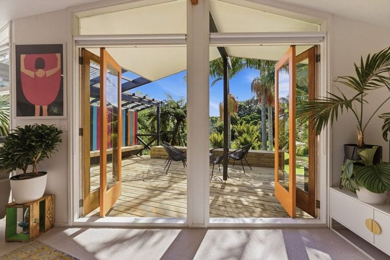 Photo of property in 37 Wairau Road, Oakura, 4314