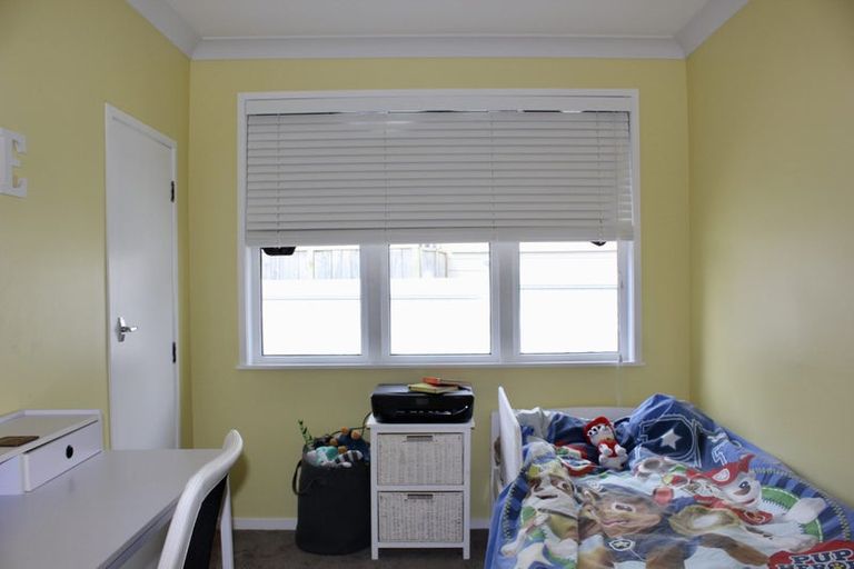 Photo of property in 56 Taipari Road, Te Atatu Peninsula, Auckland, 0610