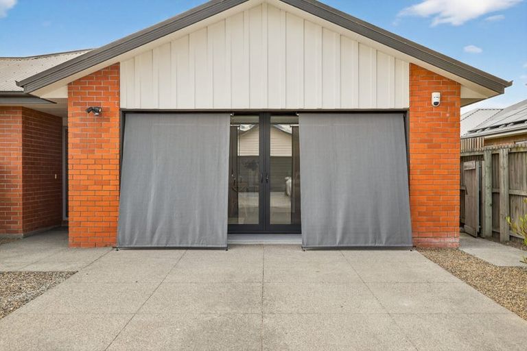 Photo of property in 15 Saint Peters Close, Woolston, Christchurch, 8062