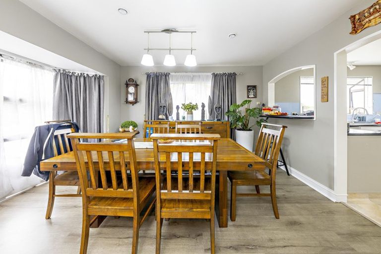 Photo of property in 123 Wattle Farm Road, Wattle Downs, Auckland, 2103