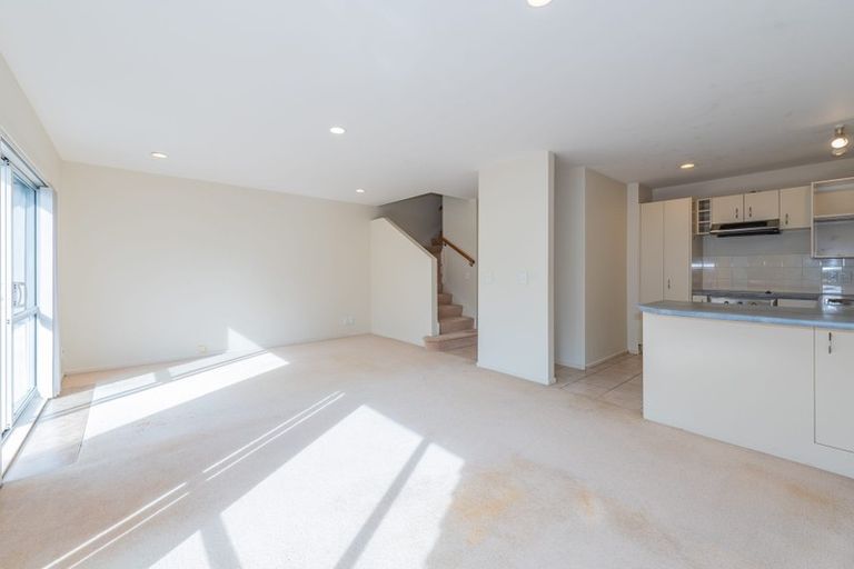 Photo of property in 7/78 Fernhill Way, Oteha, Auckland, 0632