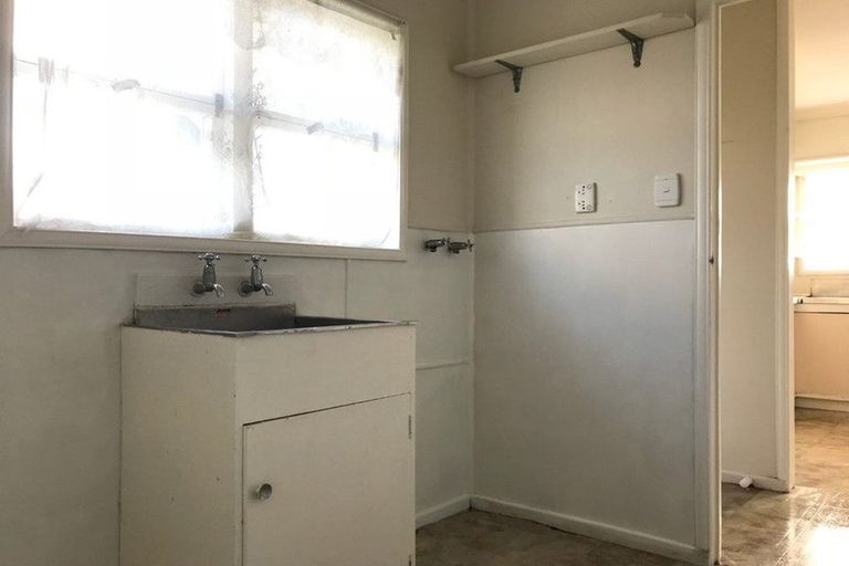 Photo of property in 28 Archibald Road, Kelston, Auckland, 0602