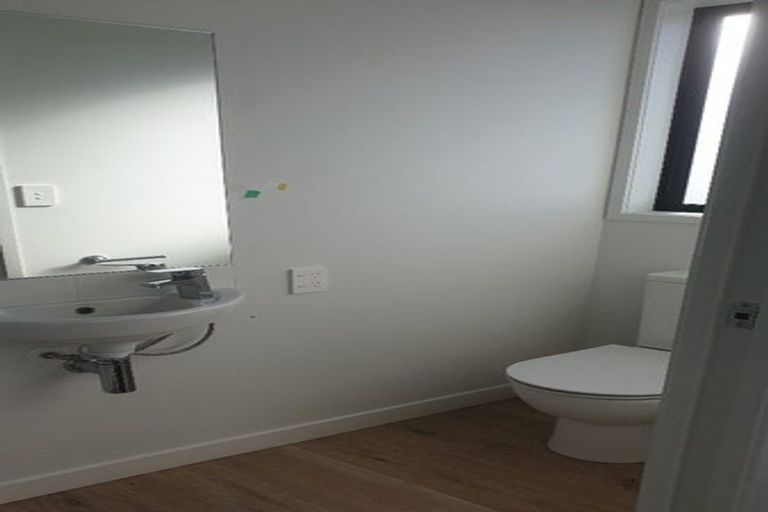 Photo of property in 7/5 Peachgrove Road, Te Atatu Peninsula, Auckland, 0610