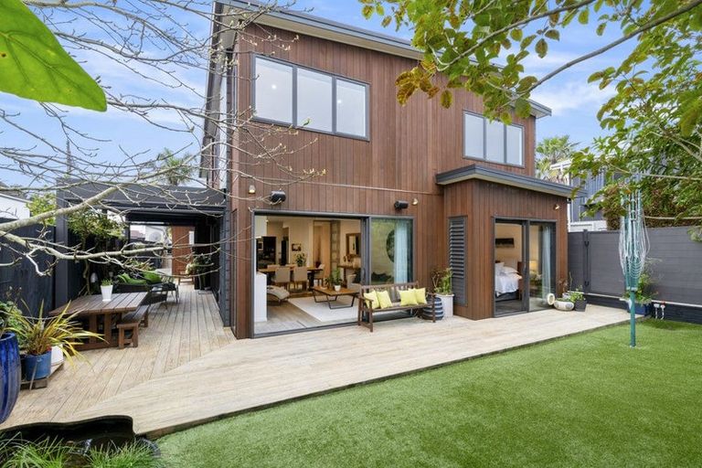 Photo of property in 136 East Coast Road, Forrest Hill, Auckland, 0620