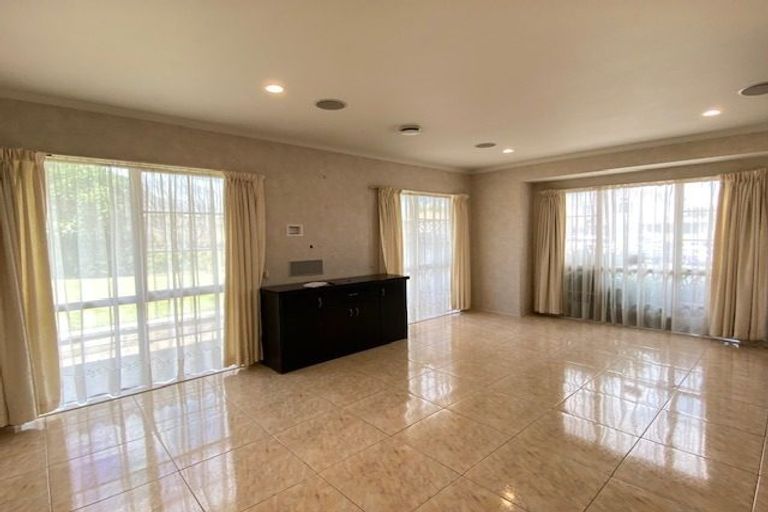 Photo of property in 14 Tolben Place, Golflands, Auckland, 2013