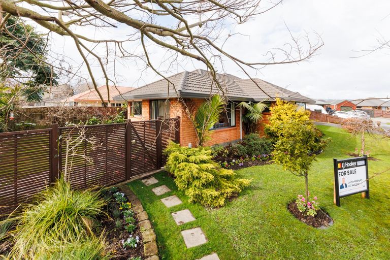 Photo of property in 1 Alpine Grove, Kelvin Grove, Palmerston North, 4414