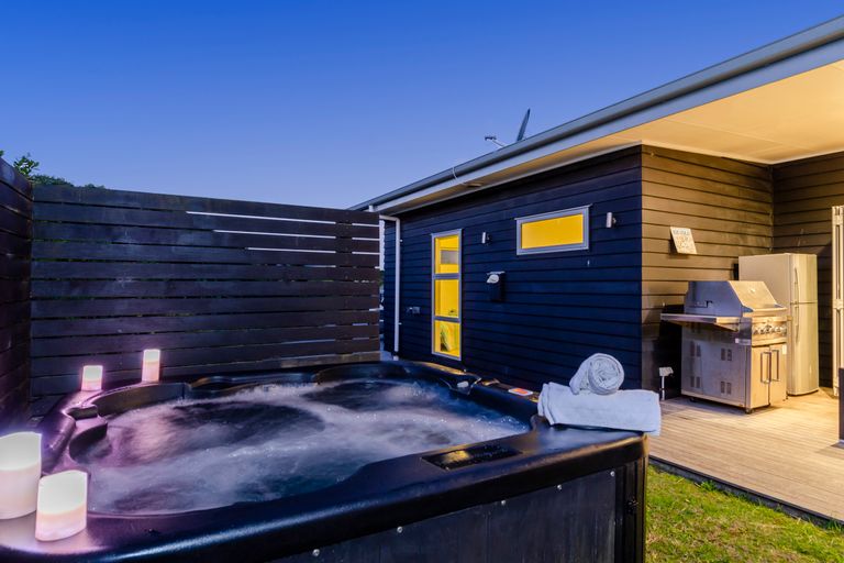 Photo of property in 22 Wonderview Road, Leigh, 0985