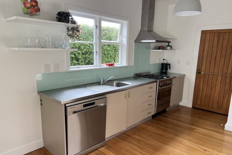 Photo of property in 2/192 Queen Street, Northcote Point, Auckland, 0627