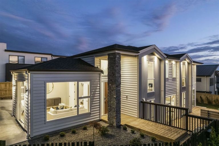 Photo of property in 48 Longshore Drive, Long Bay, Auckland, 0630