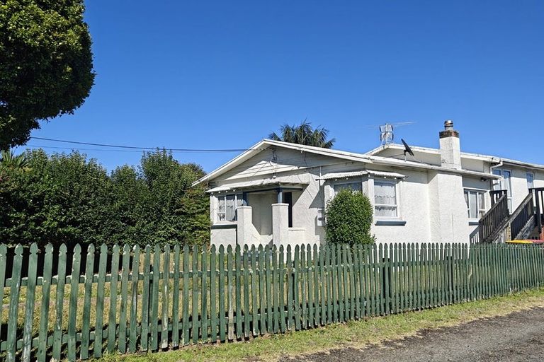 Photo of property in 2/84 Lynwood Road, New Lynn, Auckland, 0600