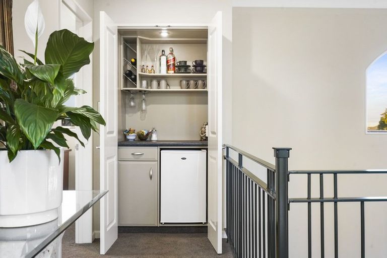 Photo of property in 12 Harrogate Place, Grandview Heights, Hamilton, 3200