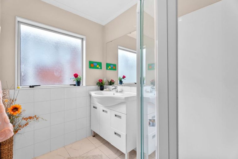 Photo of property in 2/1a Hamilton Place, Glenfield, Auckland, 0629