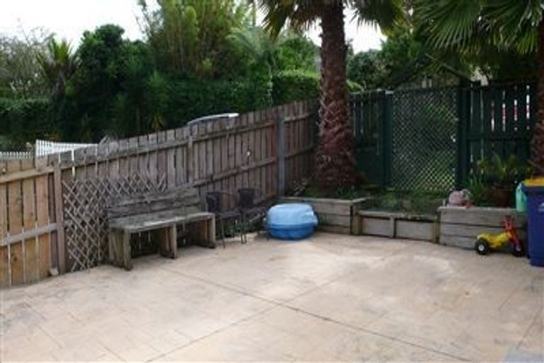 Photo of property in 1/23 Pavola Grove, Glenfield, Auckland, 0629