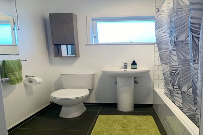 Photo of property in 1/18 Windy Ridge Road, Glenfield, Auckland, 0629