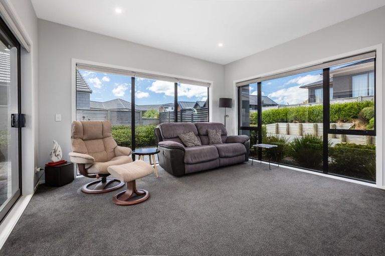 Photo of property in 55 Queen Charlotte Drive, Aotea, Porirua, 5024