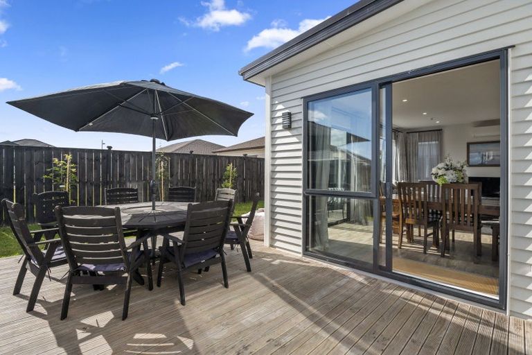 Photo of property in 11 Koiora Road, Clarks Beach, 2122
