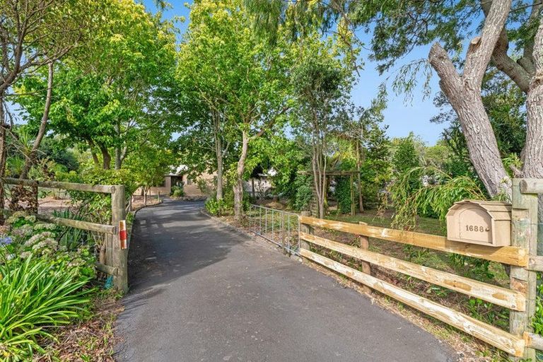 Photo of property in 1688 South Head Road, South Head, Helensville, 0874