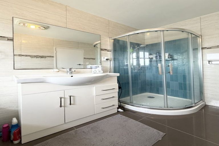 Photo of property in 1/240a East Coast Road, Forrest Hill, Auckland, 0620