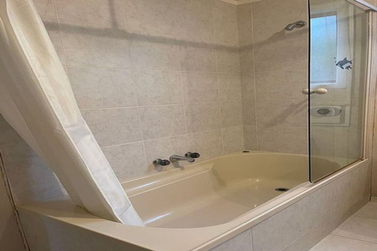 Photo of property in 17 Waller Avenue, Bucklands Beach, Auckland, 2012