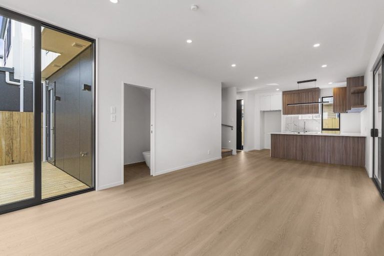 Photo of property in 4 Roberts Road, Matakatia, Whangaparaoa, 0930