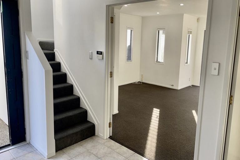 Photo of property in 2/90 Pupuke Road, Hillcrest, Auckland, 0627