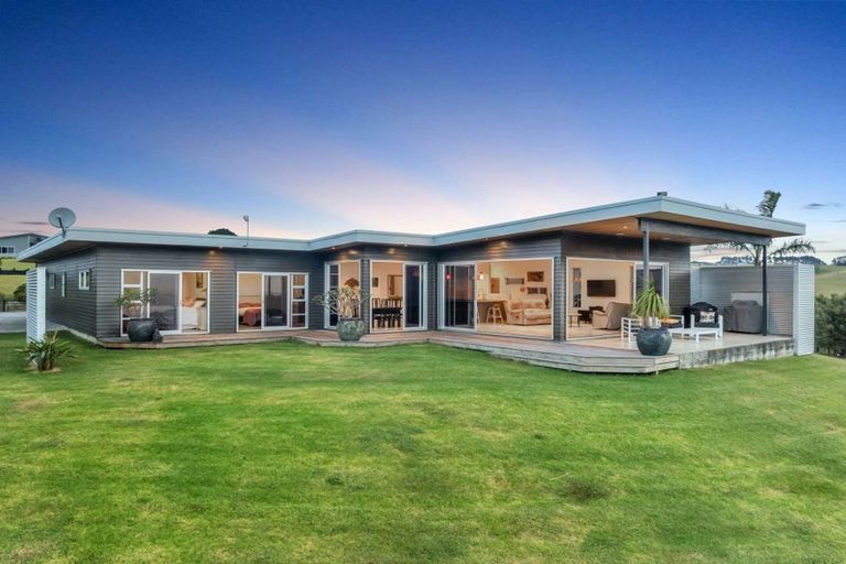 Photo of property in 37 Pekama Drive, Cable Bay, 0420