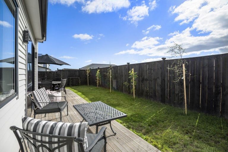 Photo of property in 11 Koiora Road, Clarks Beach, 2122