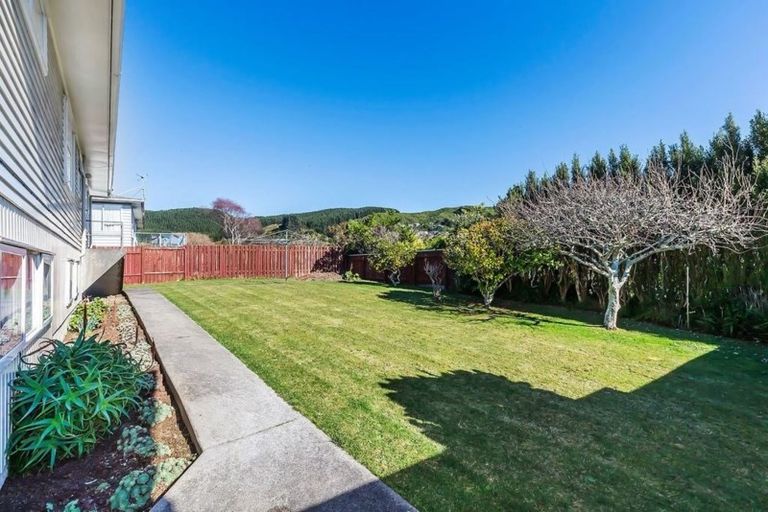 Photo of property in 9 Mckeefry Grove, Tawa, Wellington, 5028