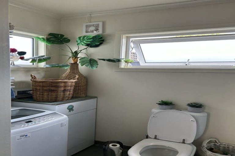 Photo of property in 207 Onepu Road, Lyall Bay, Wellington, 6022