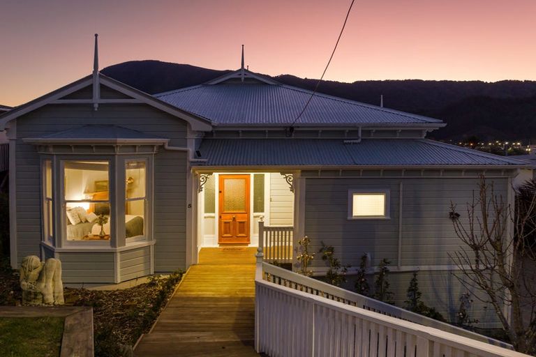 Photo of property in 5 Taranaki Street, Picton, 7220