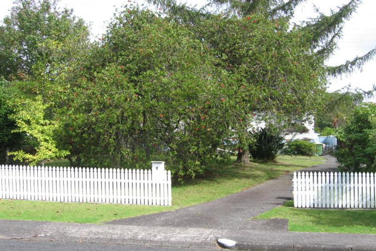 Photo of property in 4 Porter Avenue, Te Atatu South, Auckland, 0610