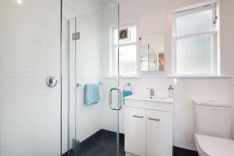 Photo of property in 6a Pupuke Road, Hillcrest, Auckland, 0627